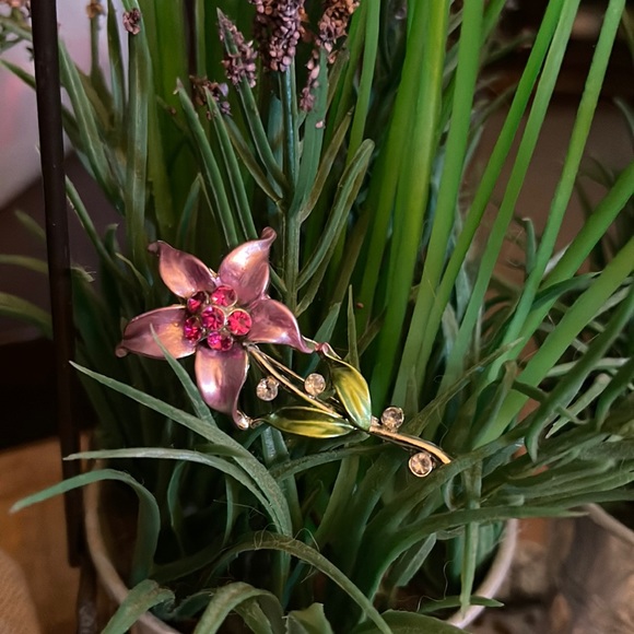 Vintage 70’s enamel painted rhinestone flower Brooch - Picture 1 of 2